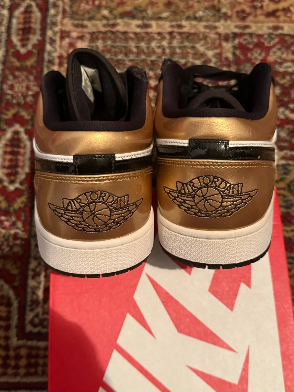 Jordan 1 Low Gold Toe - Sneakers in Black, White & Gold